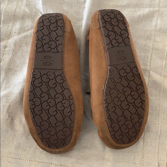 Women’s Dakota Moccasin UGG slippers - Picture 4 of 6